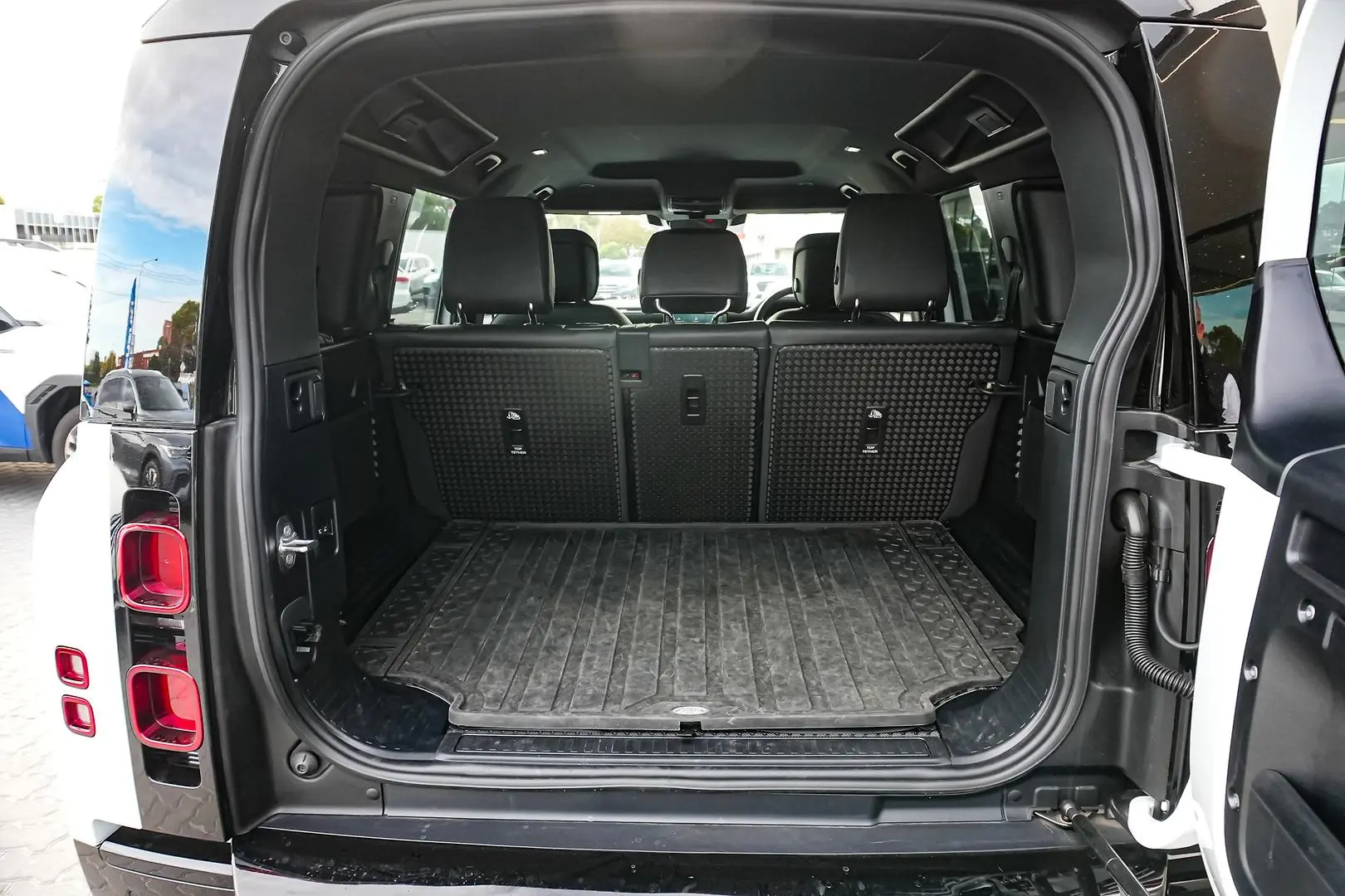 2025 Land Rover Defender Gallery Image 11