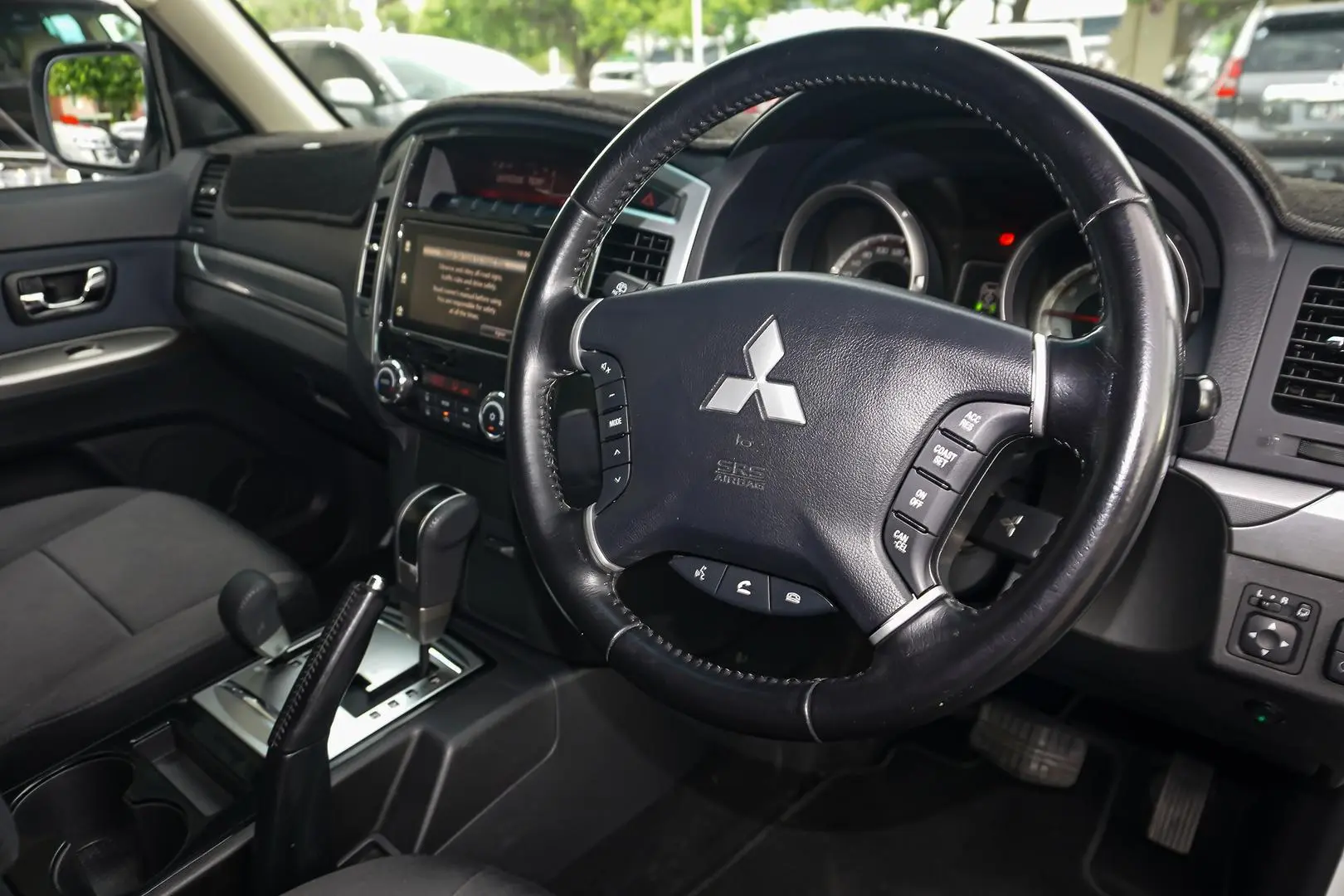 2015 Mitsubishi Pajero Gallery Image 7