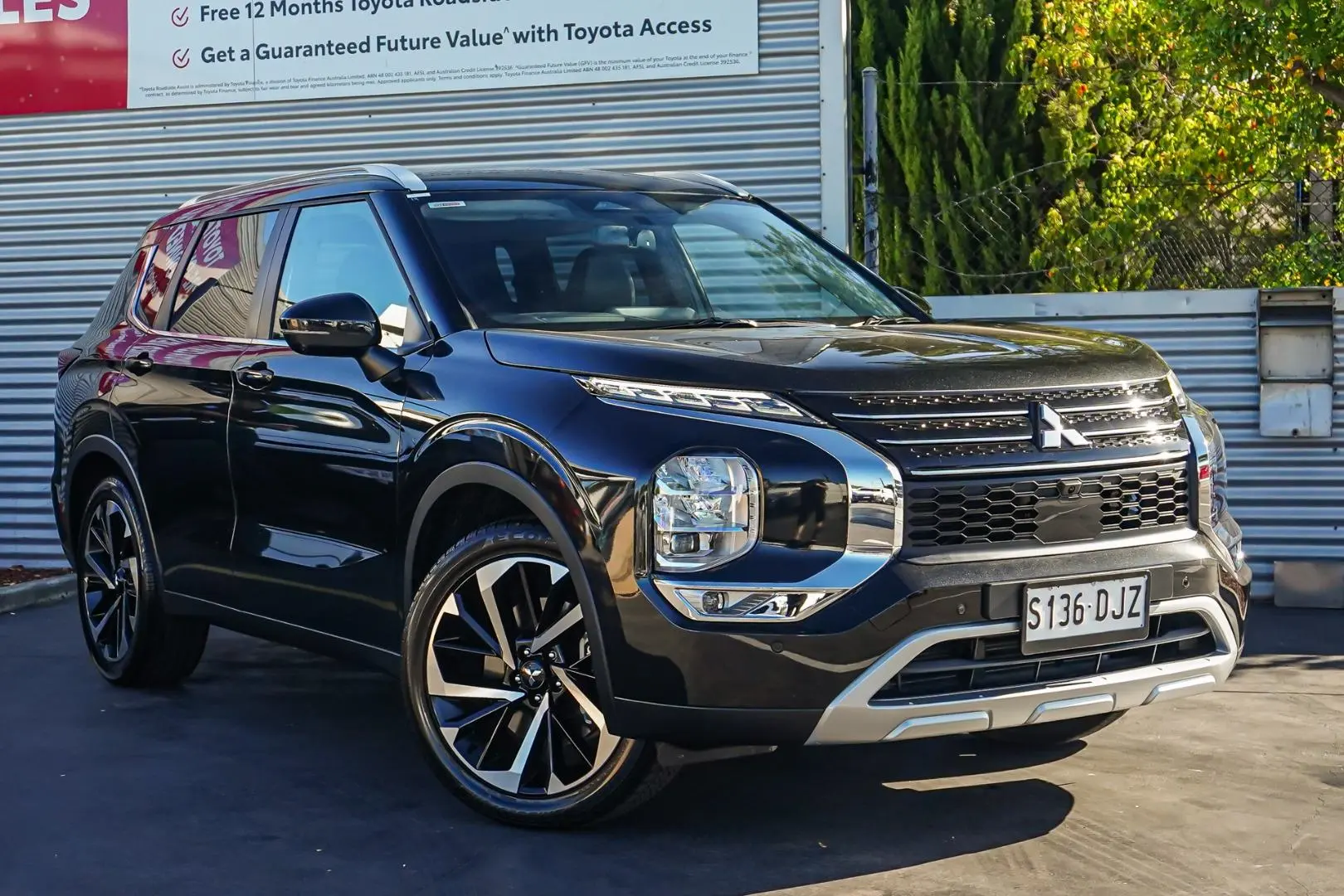 2024 Mitsubishi Outlander Gallery Image 2