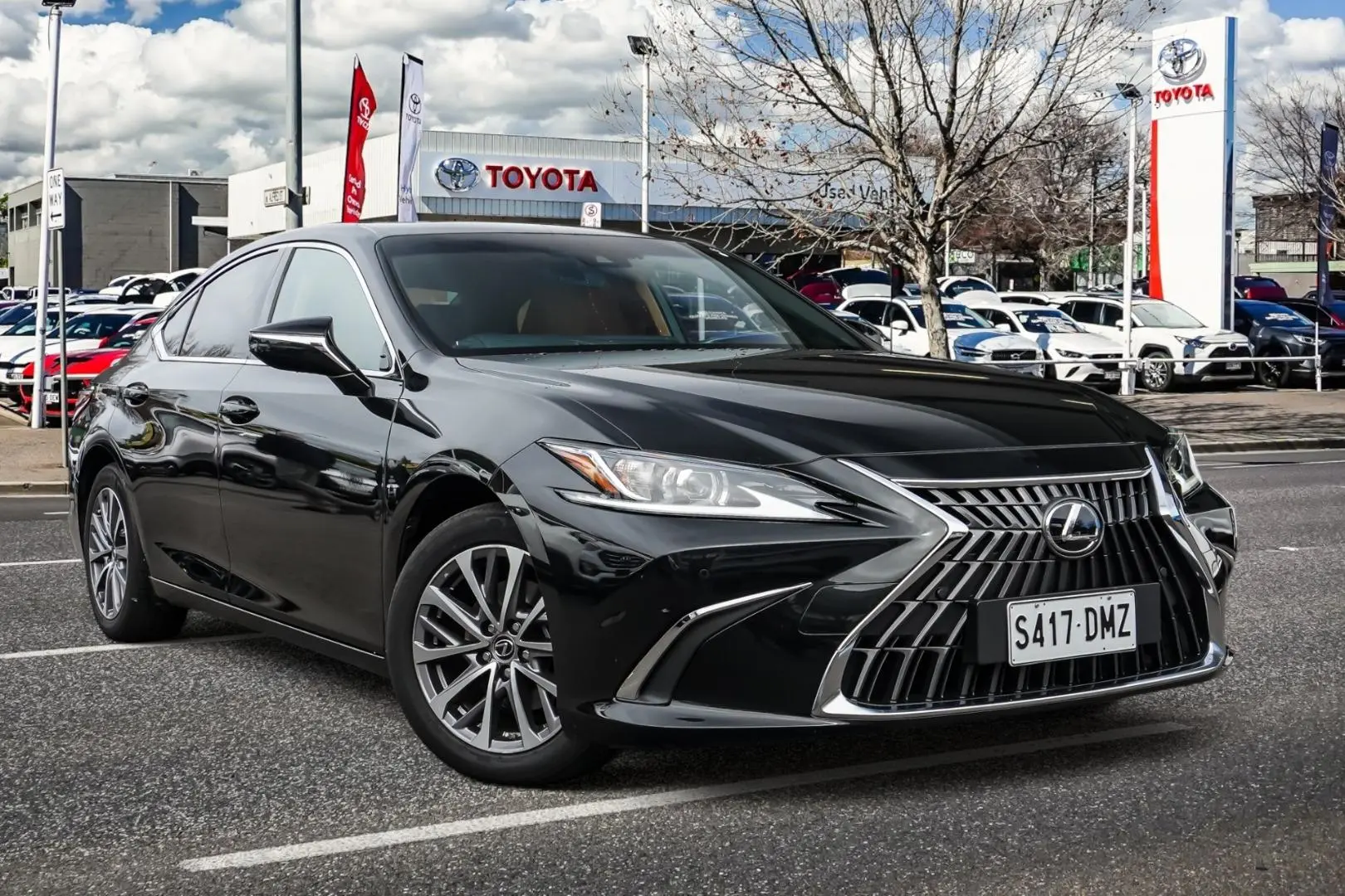 2023 Lexus ES Image