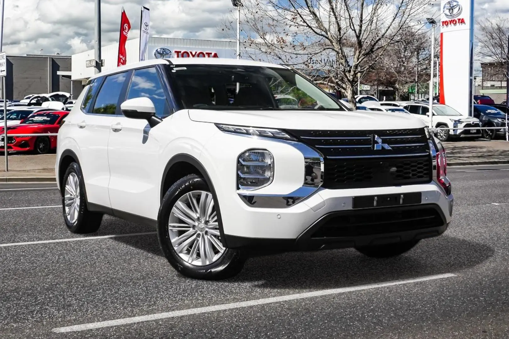 2023 Mitsubishi Outlander Gallery Image 1