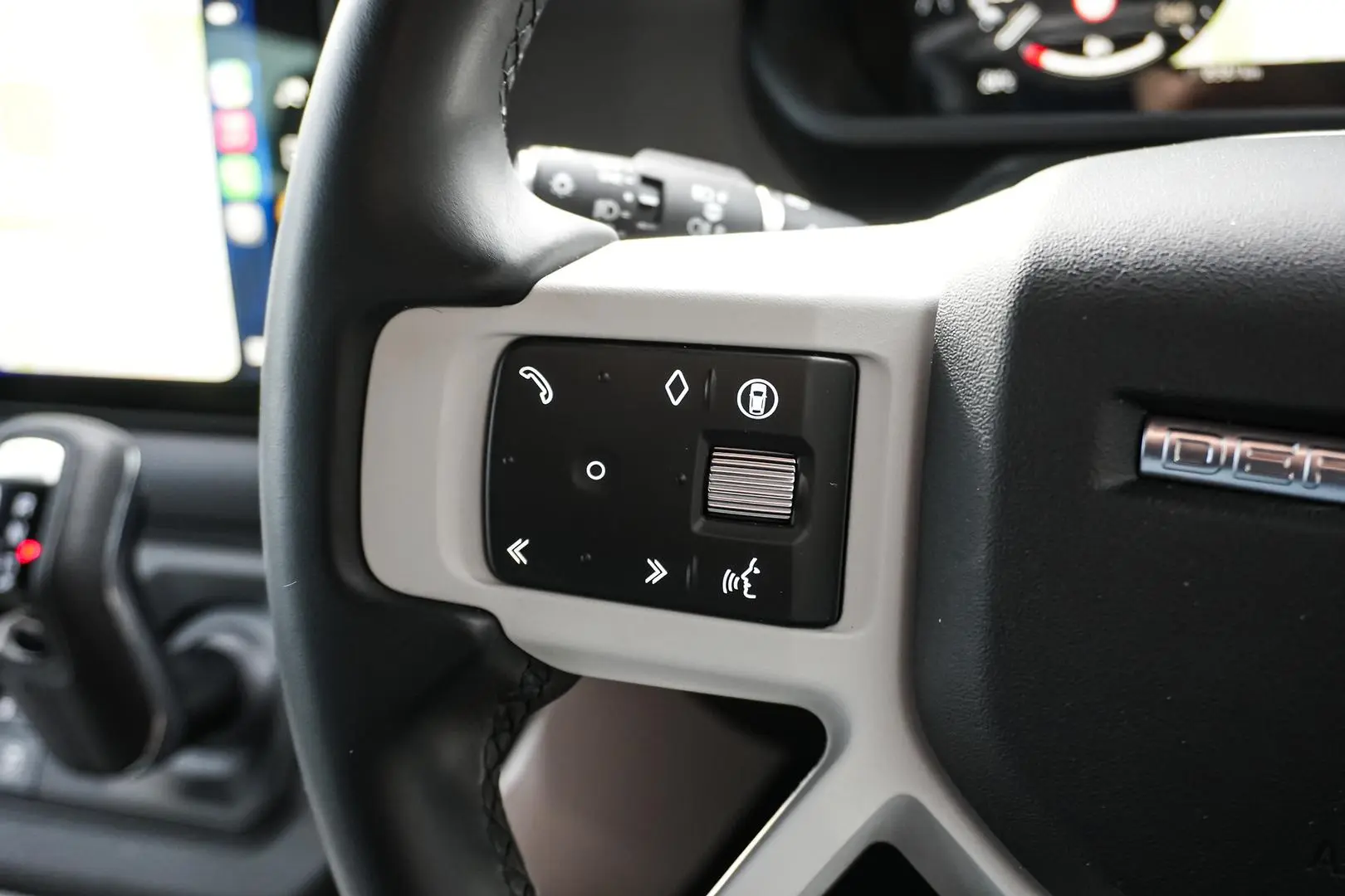 2025 Land Rover Defender Gallery Image 19