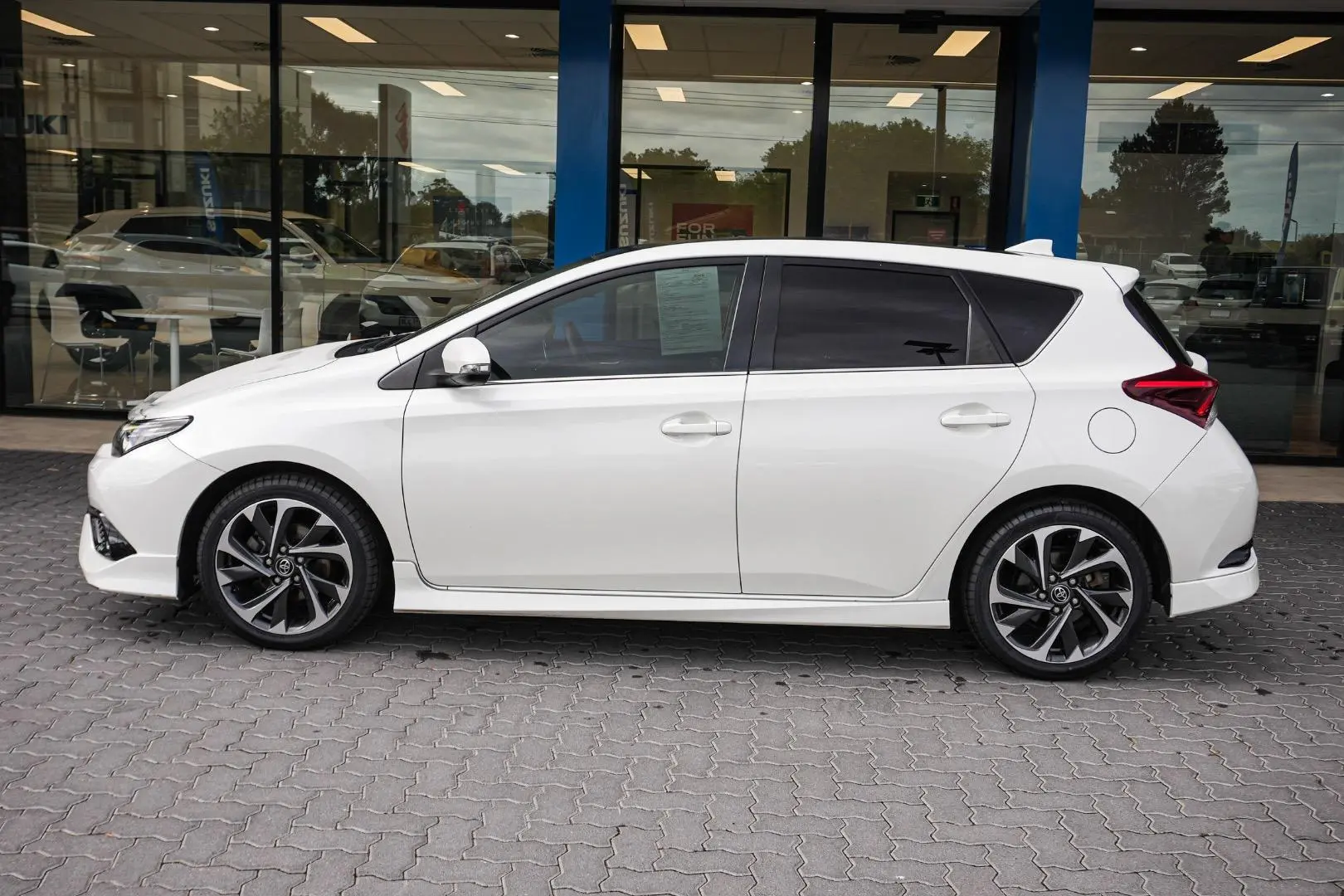 2017 Toyota Corolla Gallery Image 4