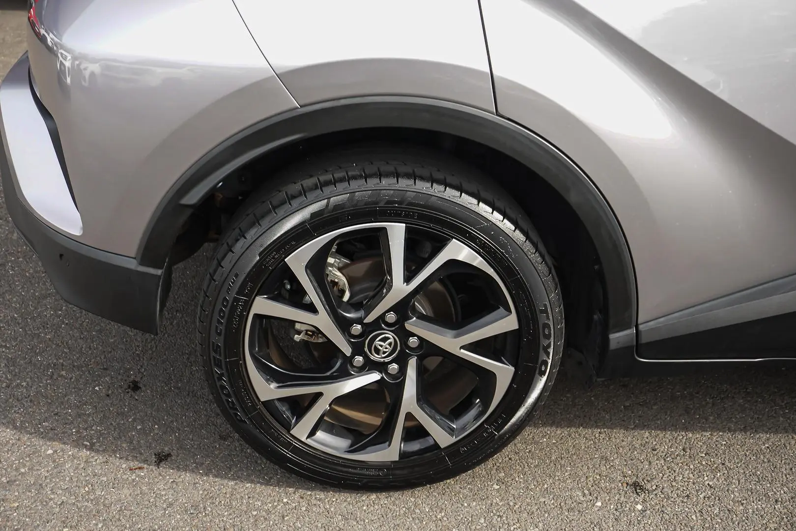 2017 Toyota C-HR Gallery Image 18