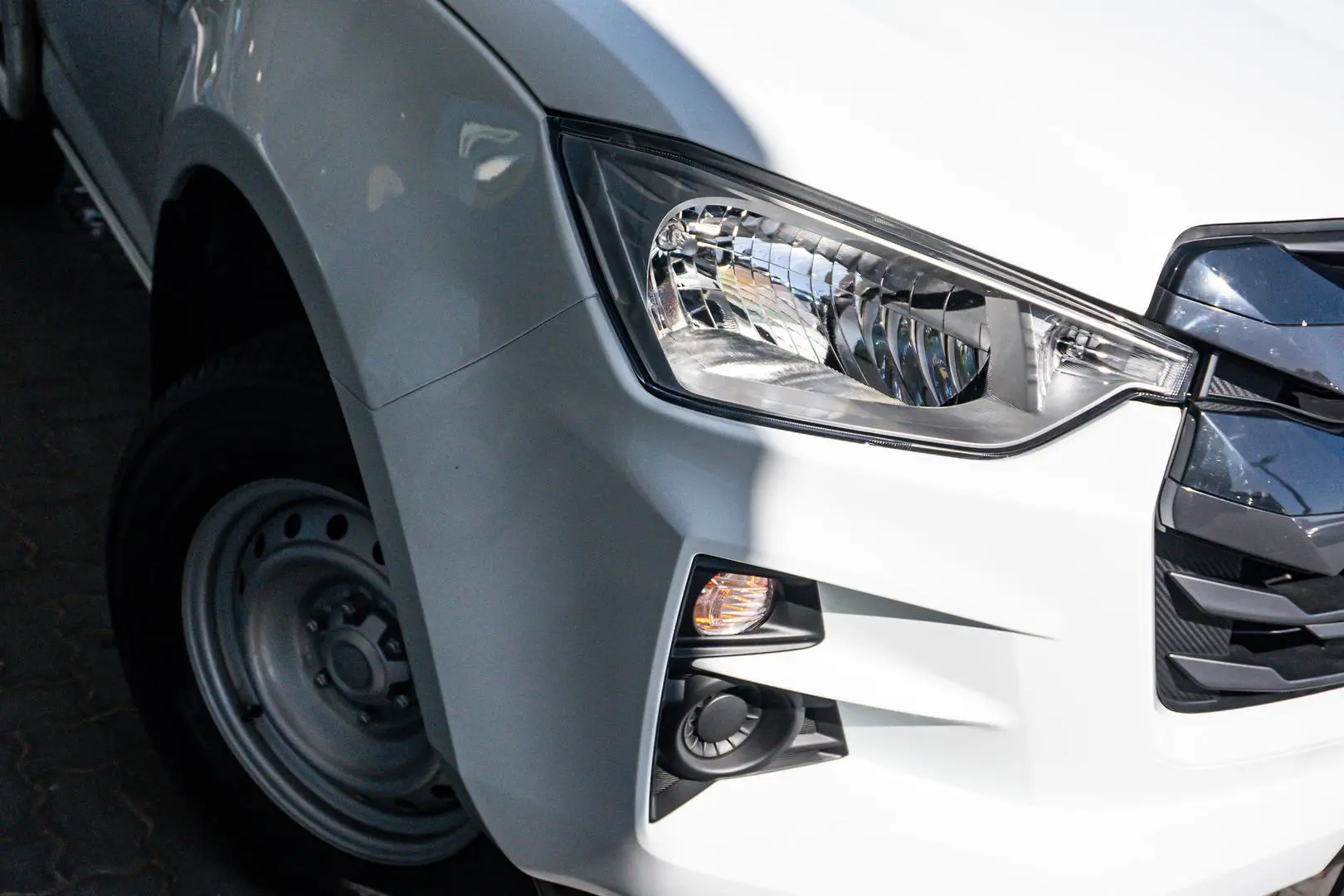 2023 Isuzu D-MAX Gallery Image 9