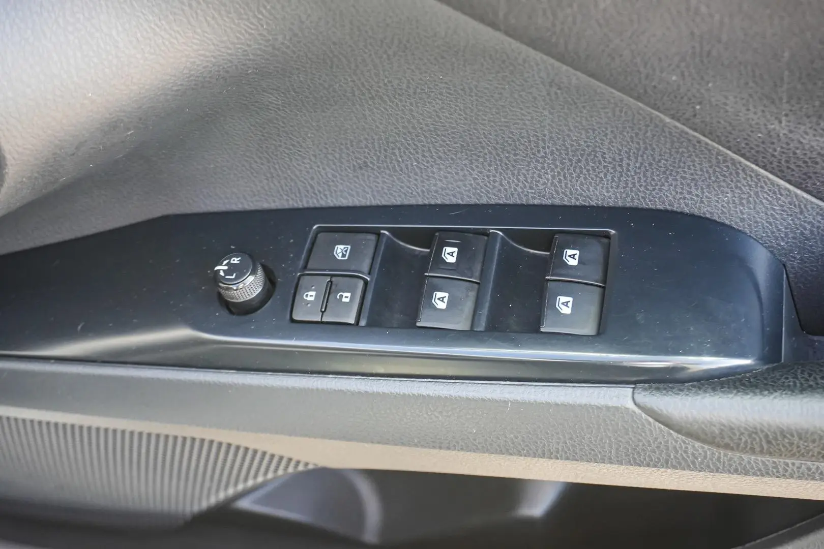 2019 Toyota Camry Gallery Image 17