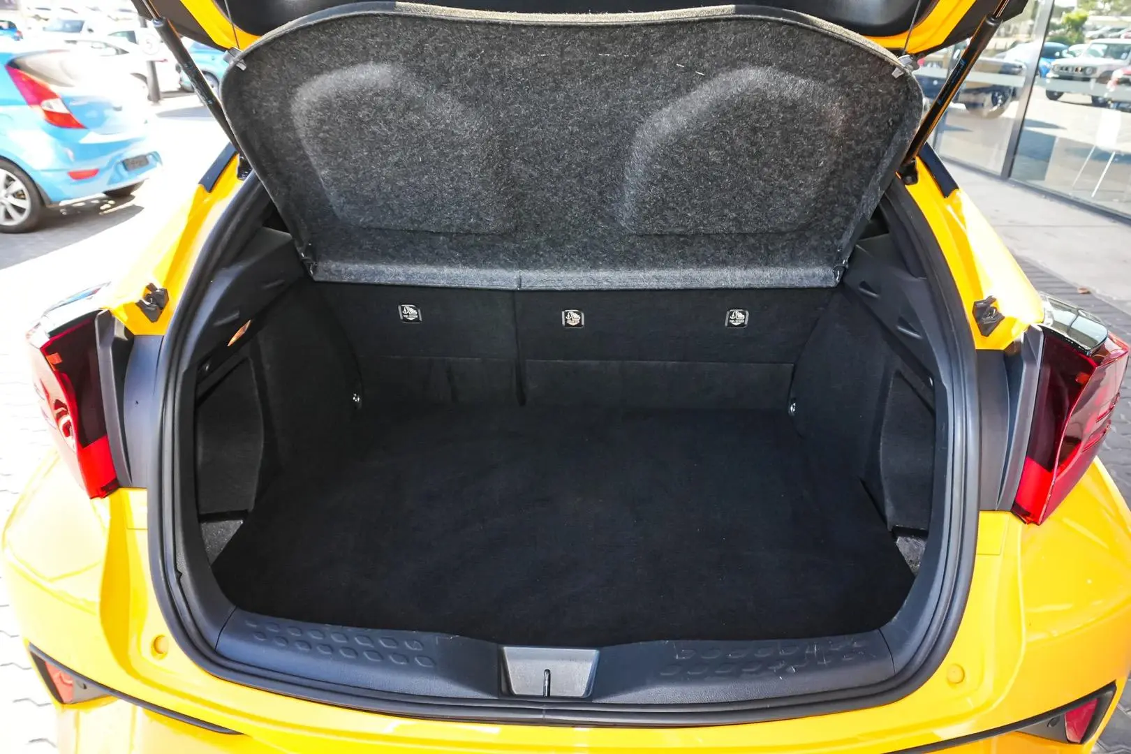 2021 Toyota C-HR Gallery Image 15