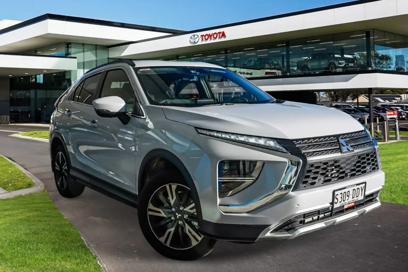 2024 Mitsubishi Eclipse Cross Gallery Image 1