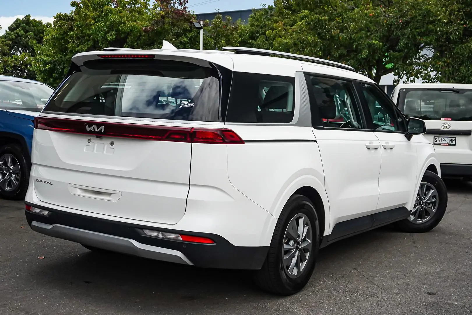 2022 Kia Carnival Gallery Image 3