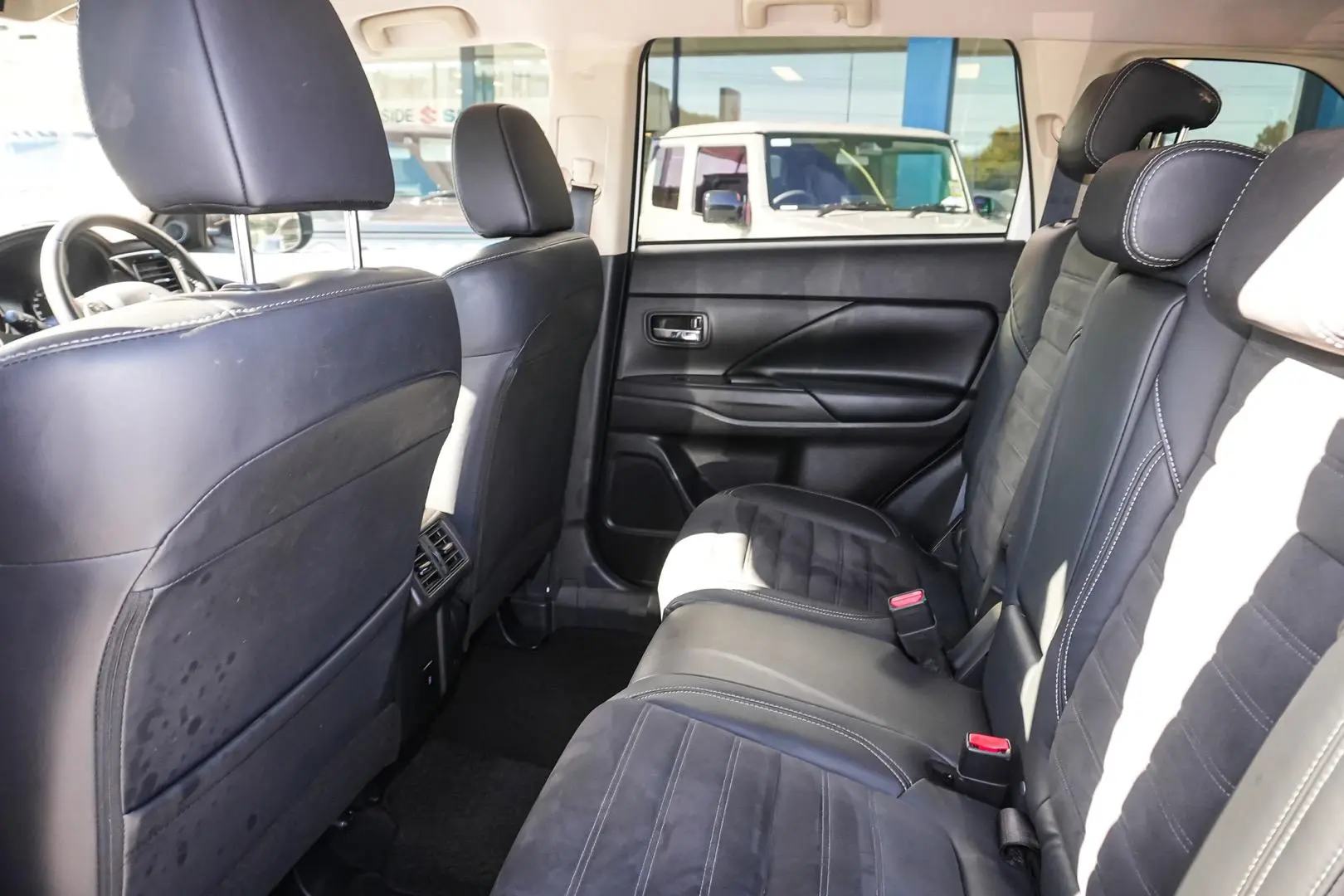 2019 Mitsubishi Outlander Gallery Image 8