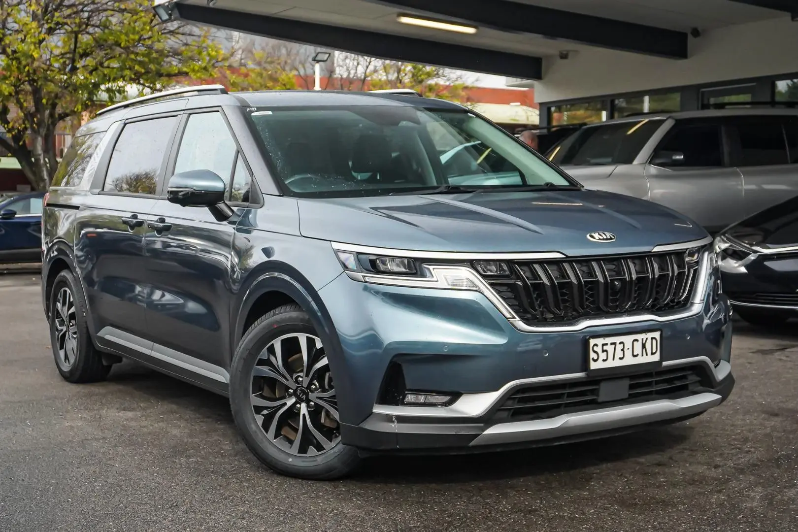 2021 Kia Carnival Gallery Image 2