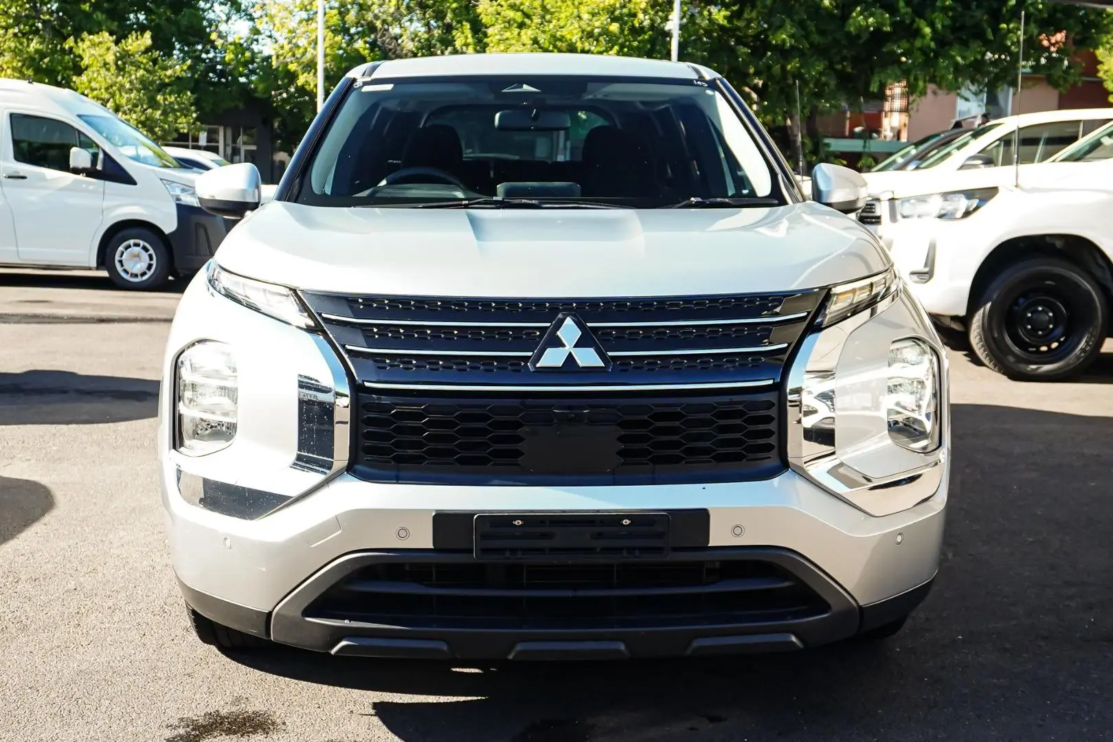 2023 Mitsubishi Outlander Gallery Image 4