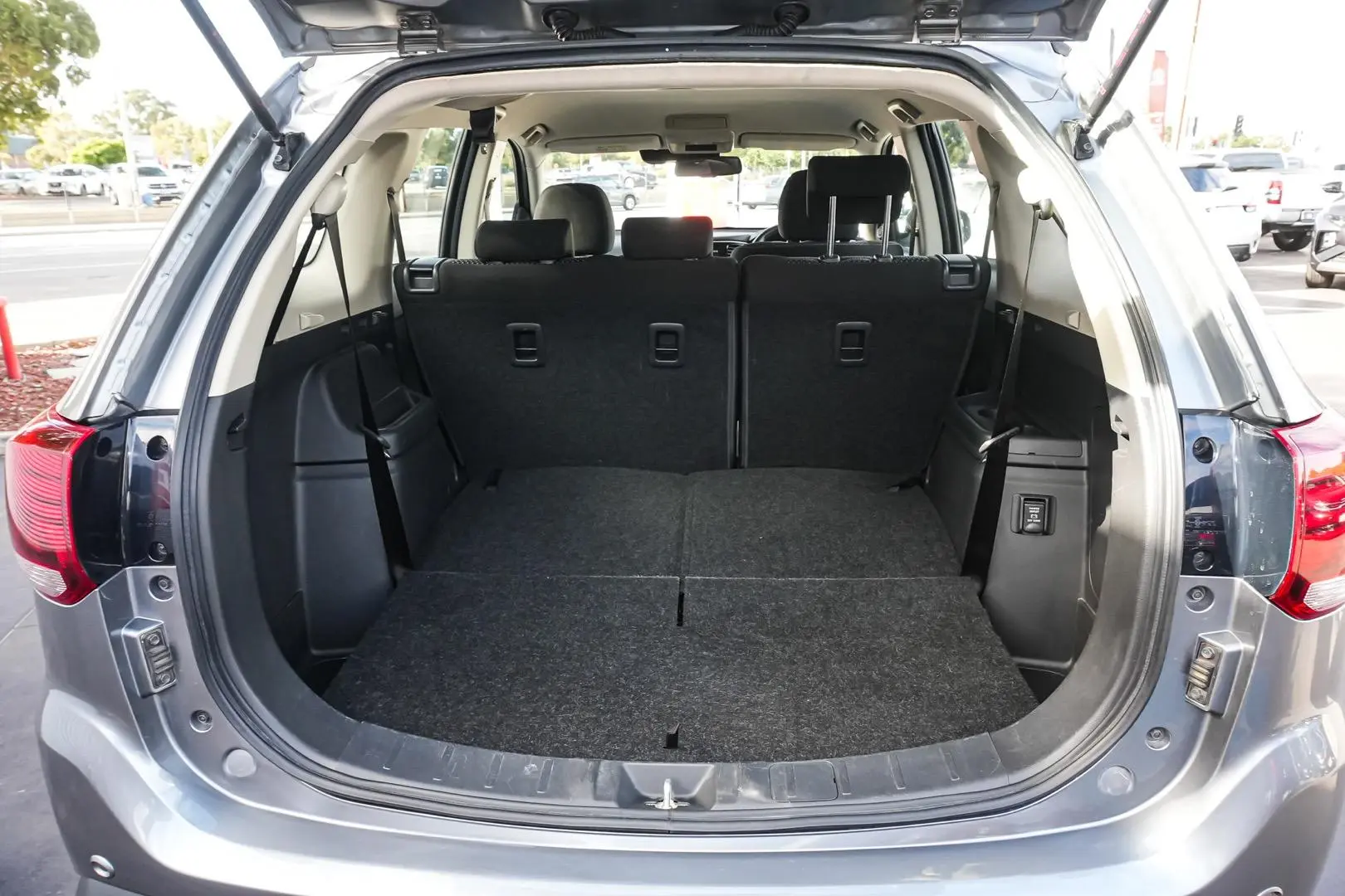 2021 Mitsubishi Outlander Gallery Image 13