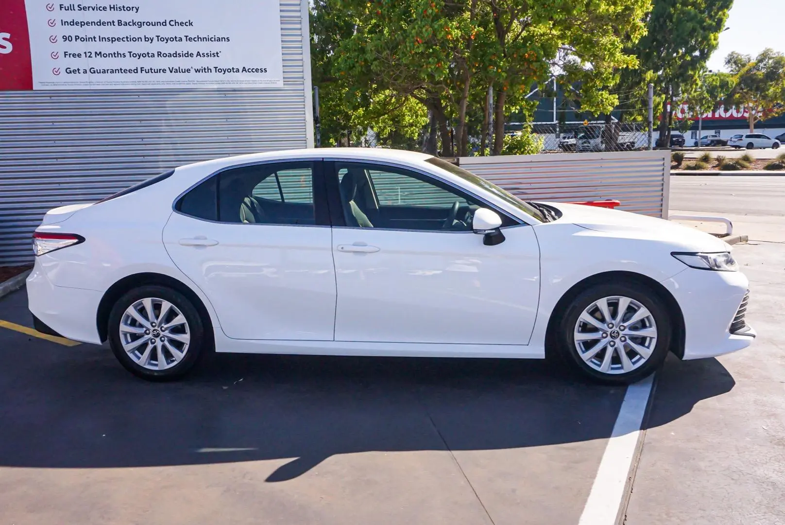 2019 Toyota Camry Gallery Image 3