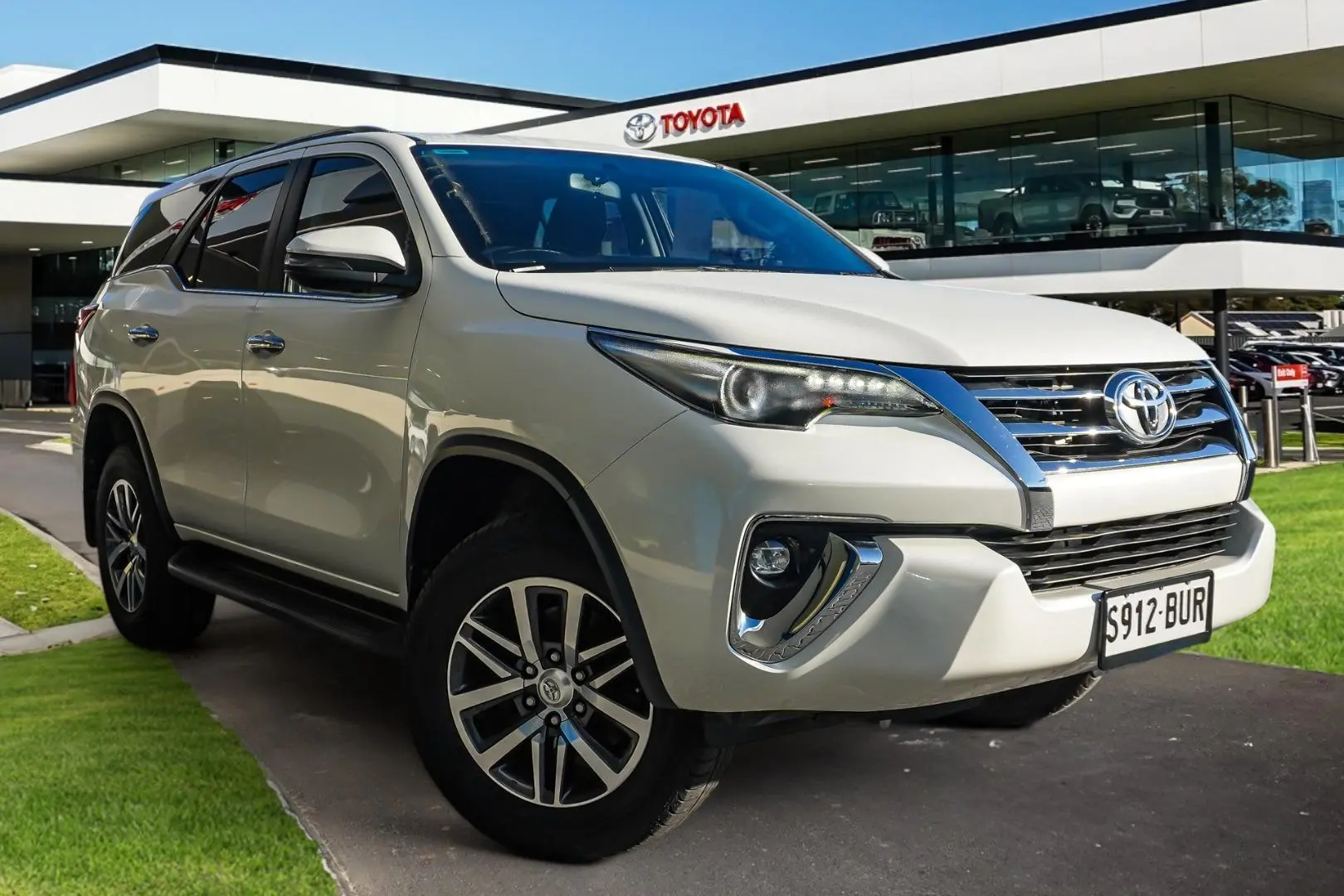 2017 Toyota Fortuner Gallery Image 1