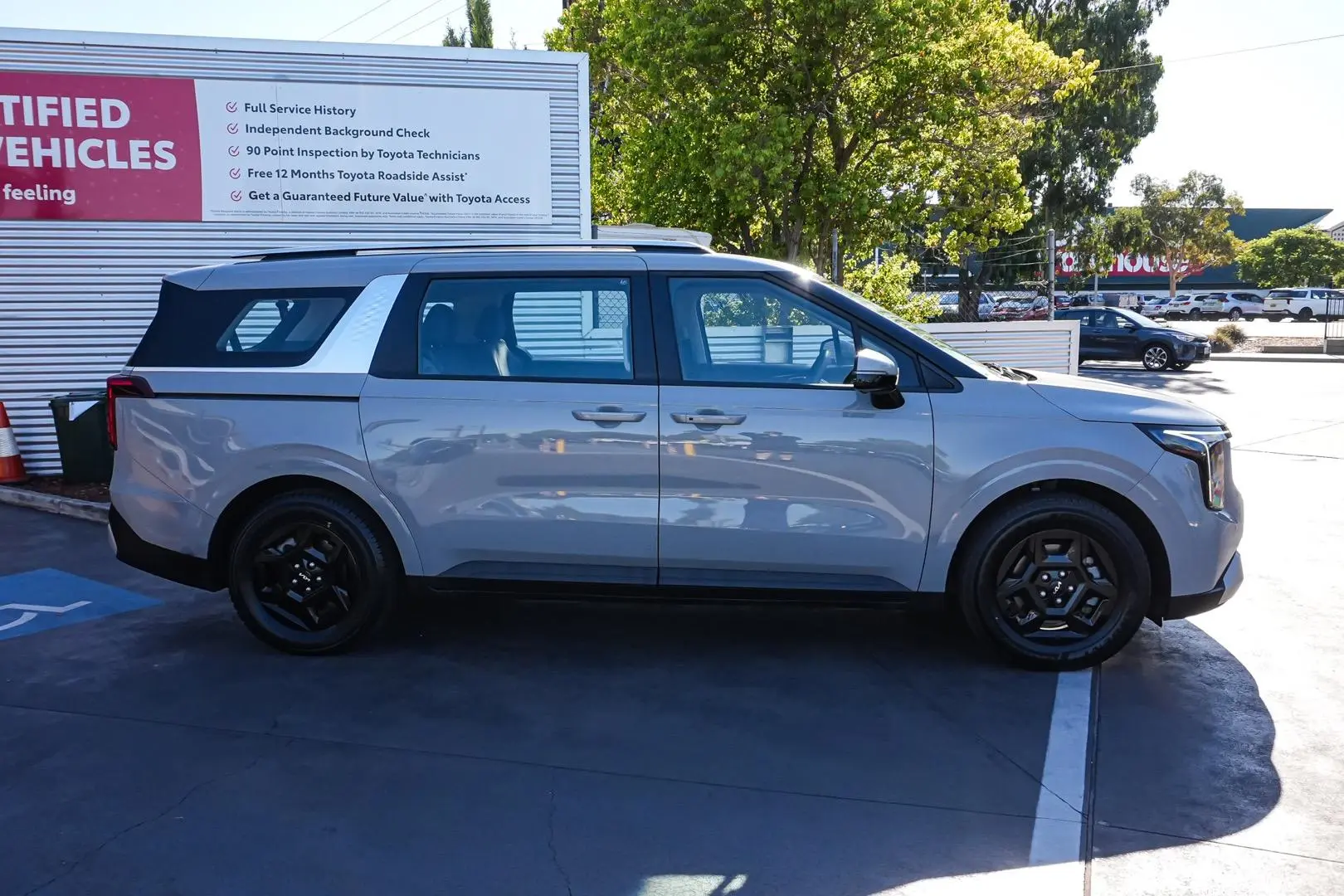 2024 Kia Carnival Gallery Image 4