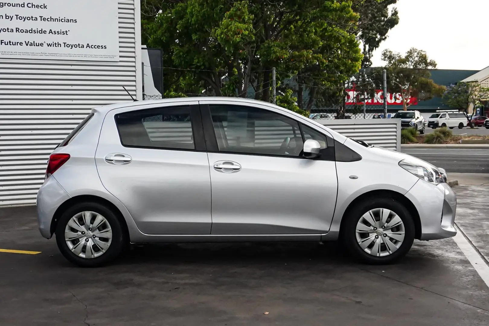 2016 Toyota Yaris Gallery Image 4