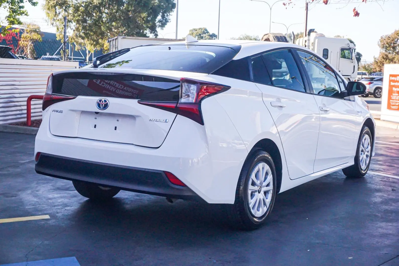 2021 Toyota Prius Gallery Image 2