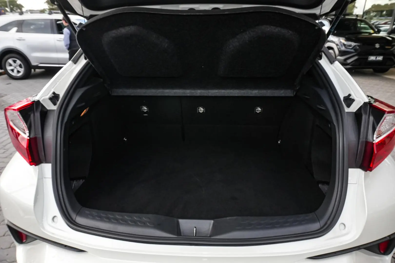 2019 Toyota C-HR Gallery Image 11
