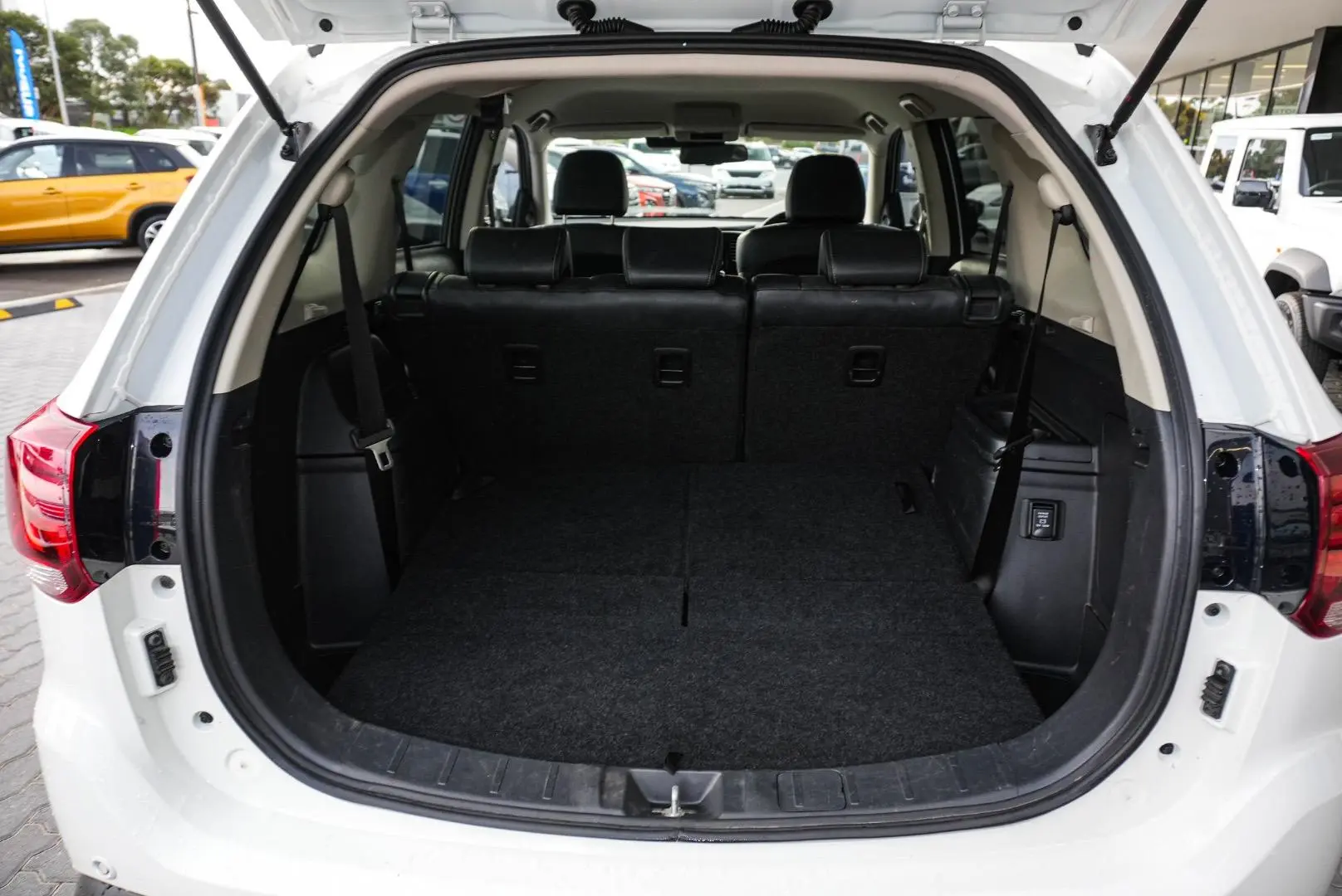 2020 Mitsubishi Outlander Gallery Image 11
