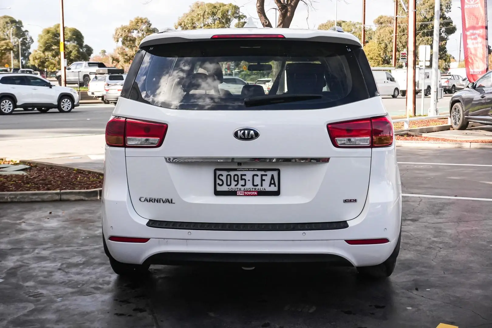 2018 Kia Carnival Gallery Image 6