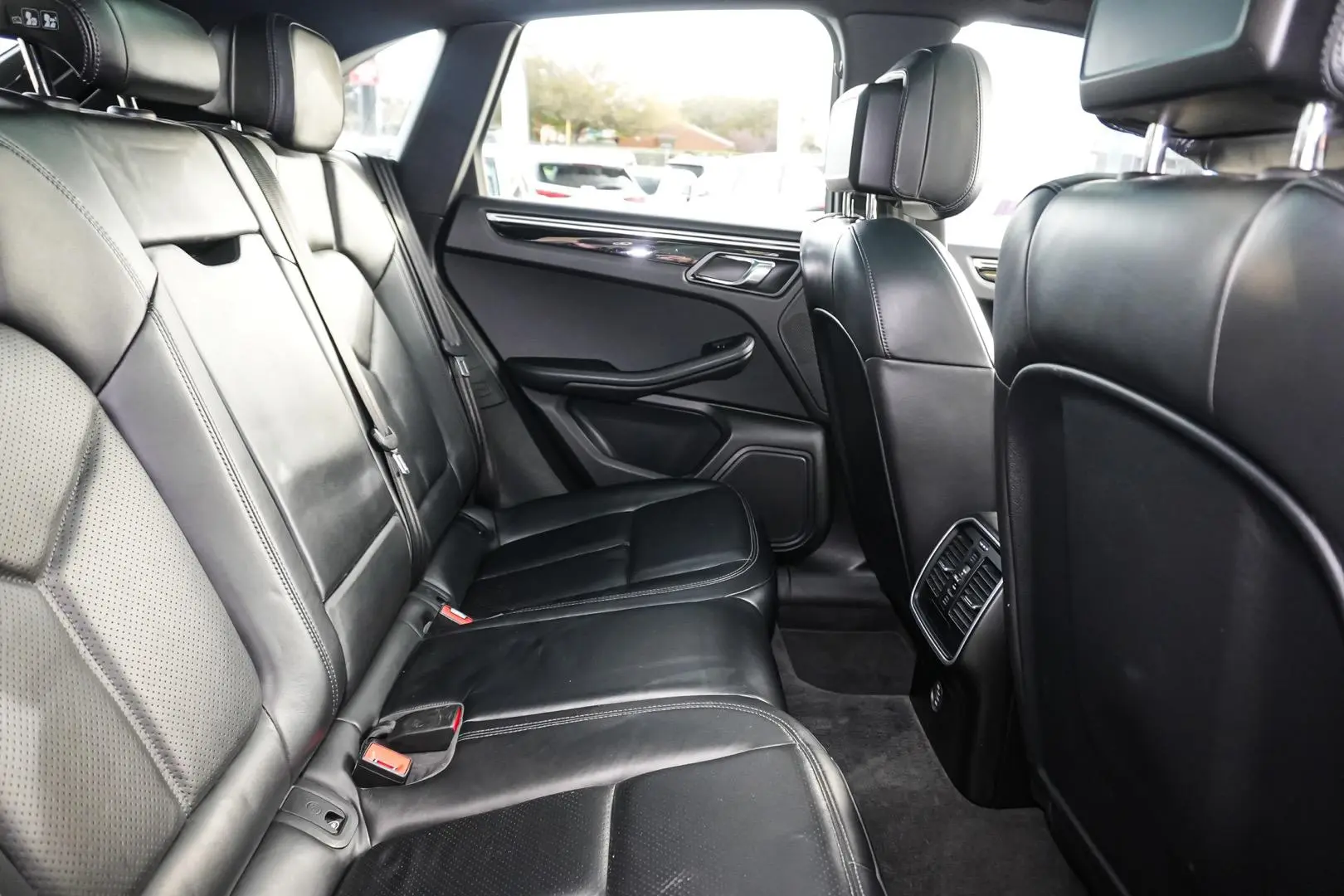 2018 Porsche Macan Gallery Image 9