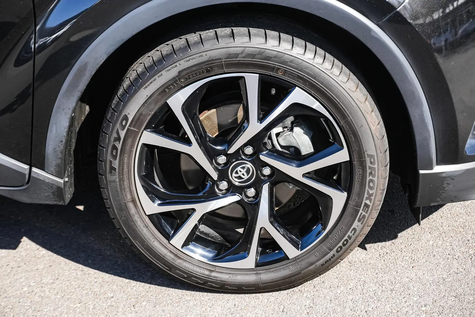2018 Toyota C-HR Gallery Image 9