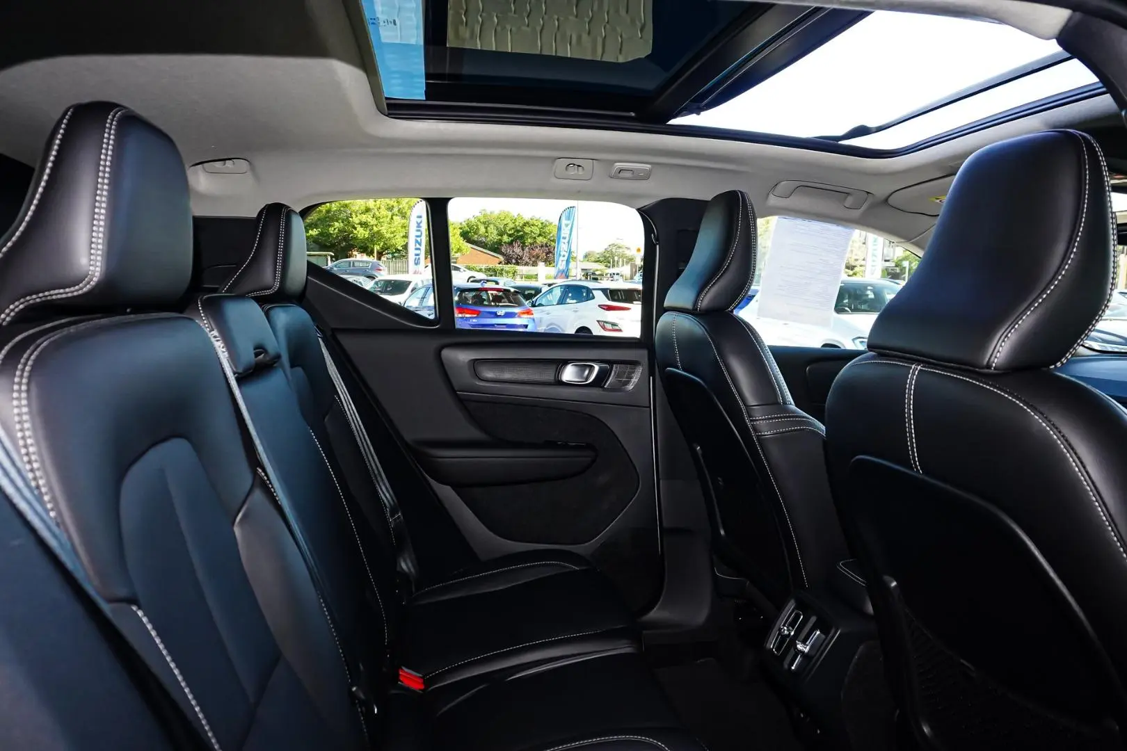 2023 Volvo XC40 Gallery Image 8