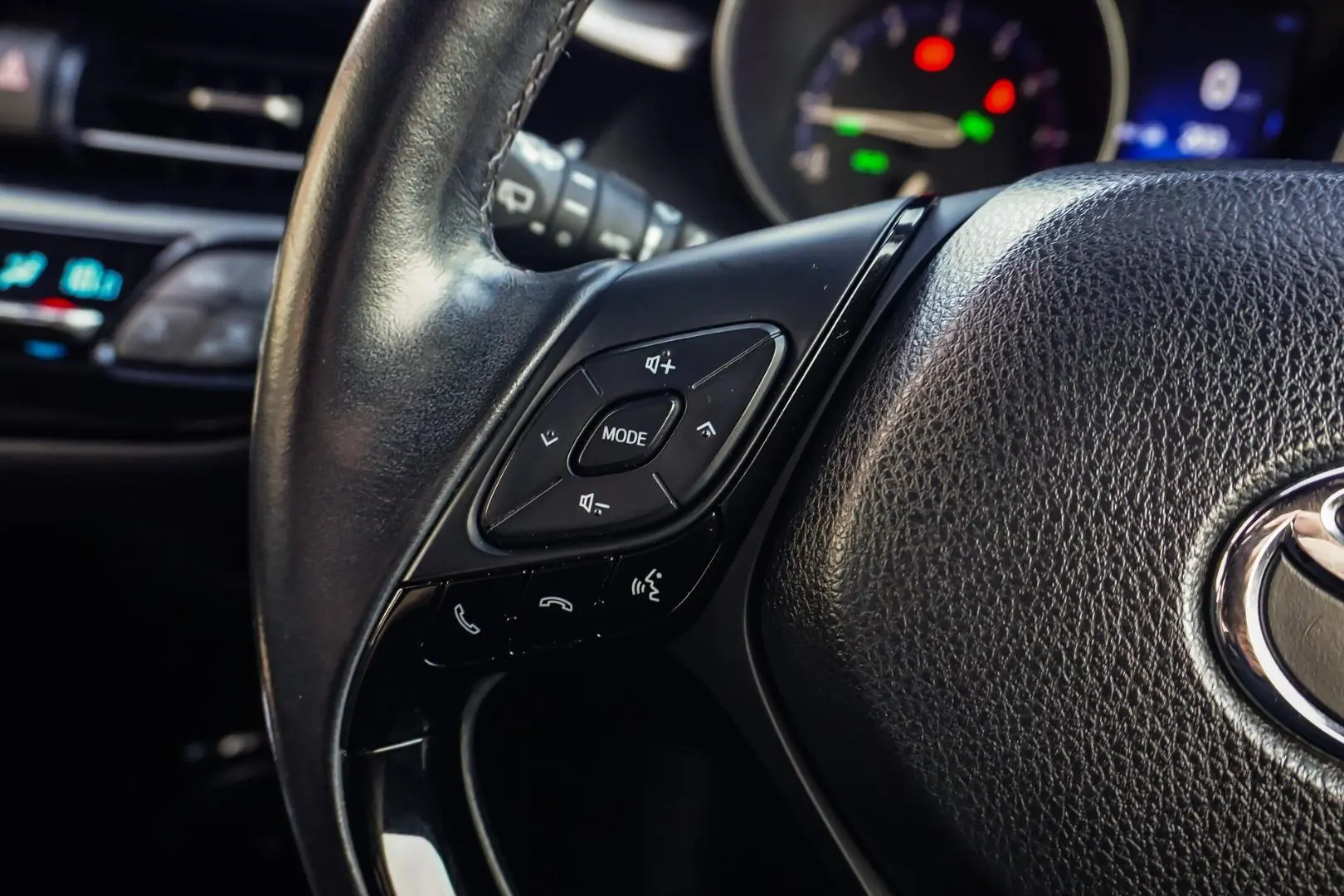 2017 Toyota C-HR Gallery Image 21