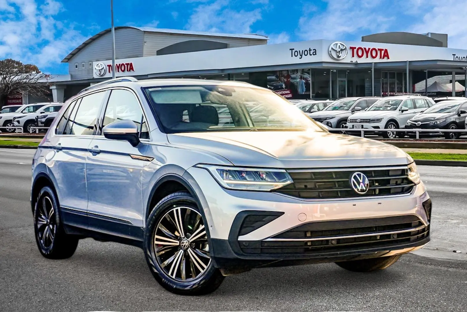 2023 Volkswagen Tiguan Gallery Image 1