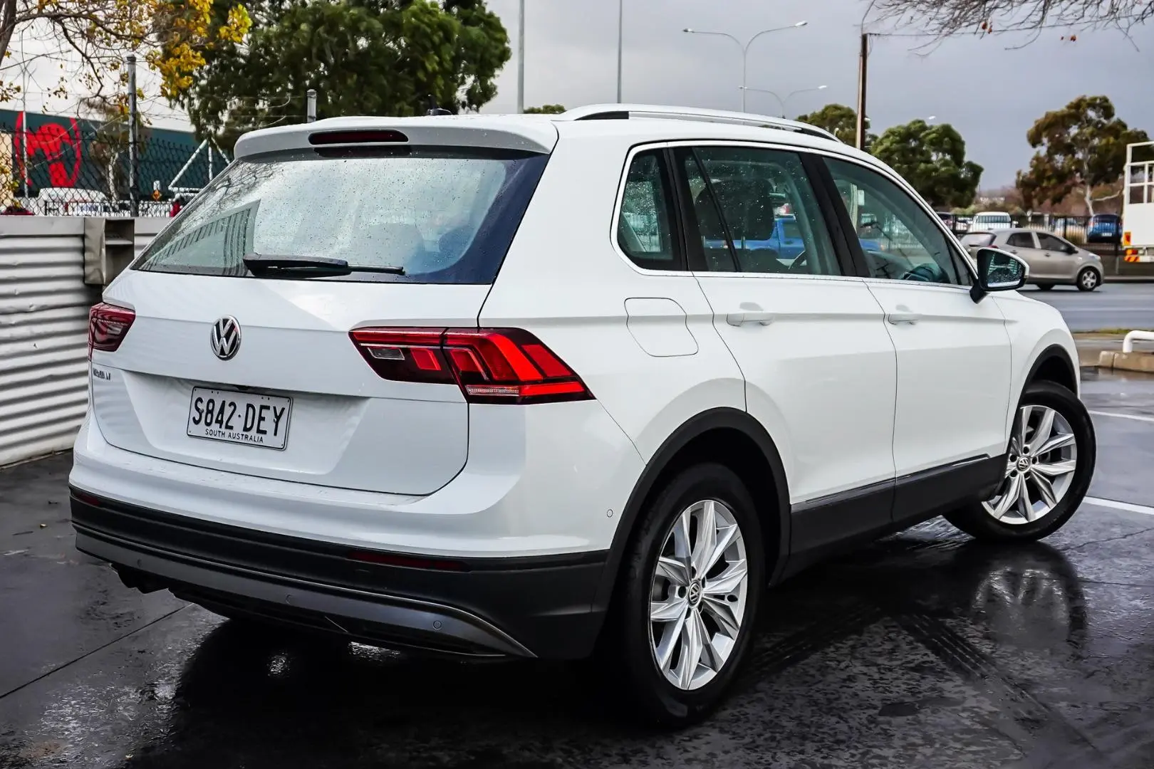 2019 Volkswagen Tiguan Gallery Image 2