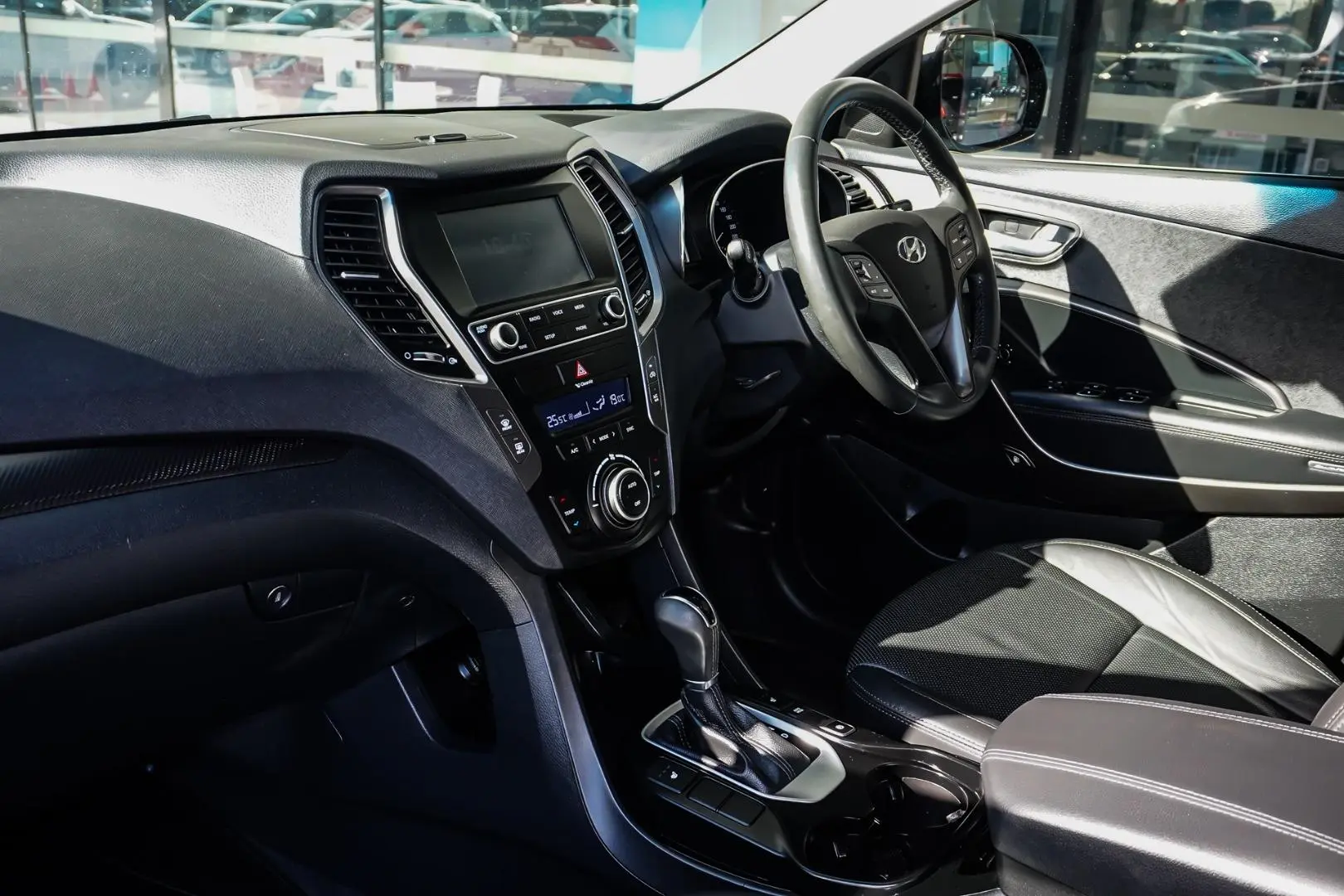 2017 Hyundai Santa Fe Gallery Image 10
