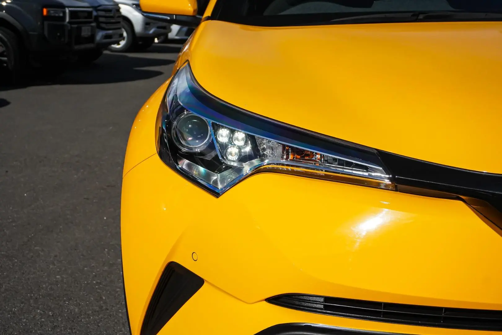 2018 Toyota C-HR Gallery Image 13