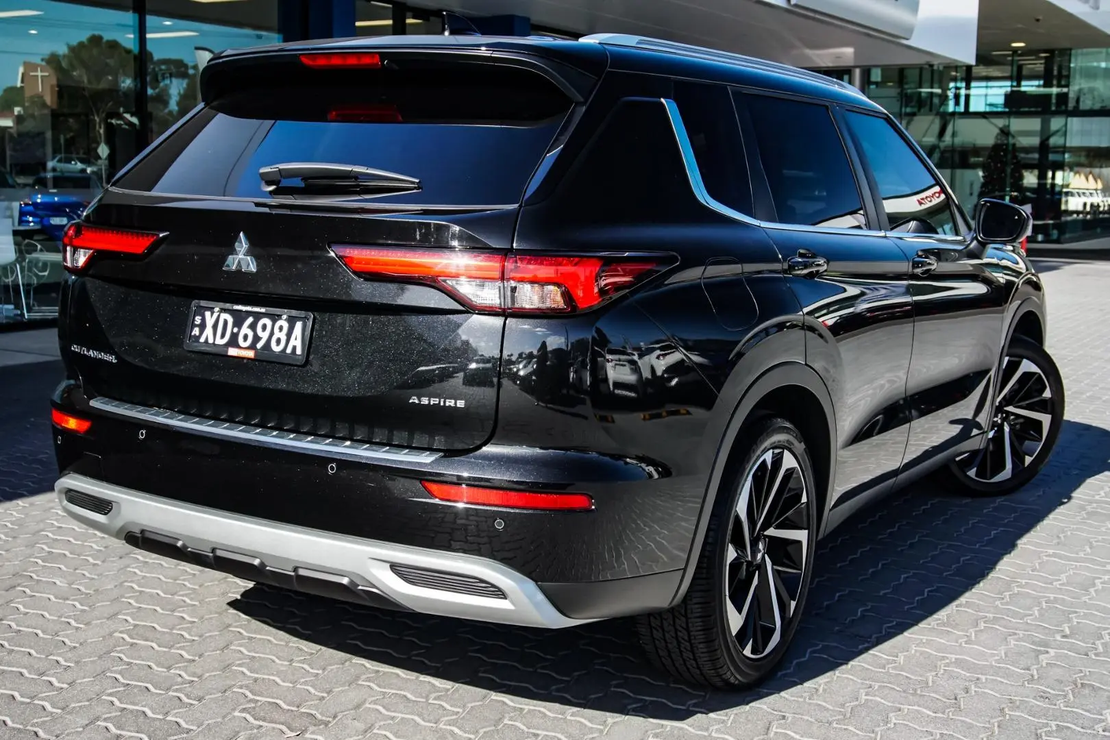 2021 Mitsubishi Outlander Gallery Image 2