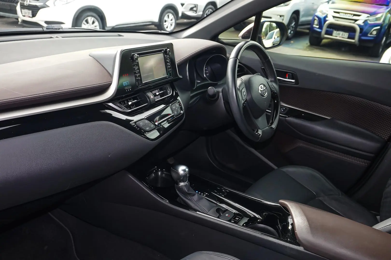 2017 Toyota C-HR Gallery Image 11