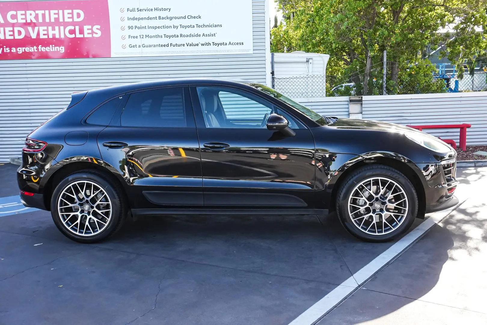 2018 Porsche Macan Gallery Image 4