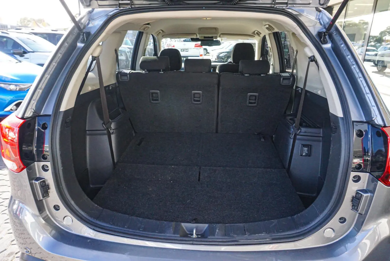 2020 Mitsubishi Outlander Gallery Image 11