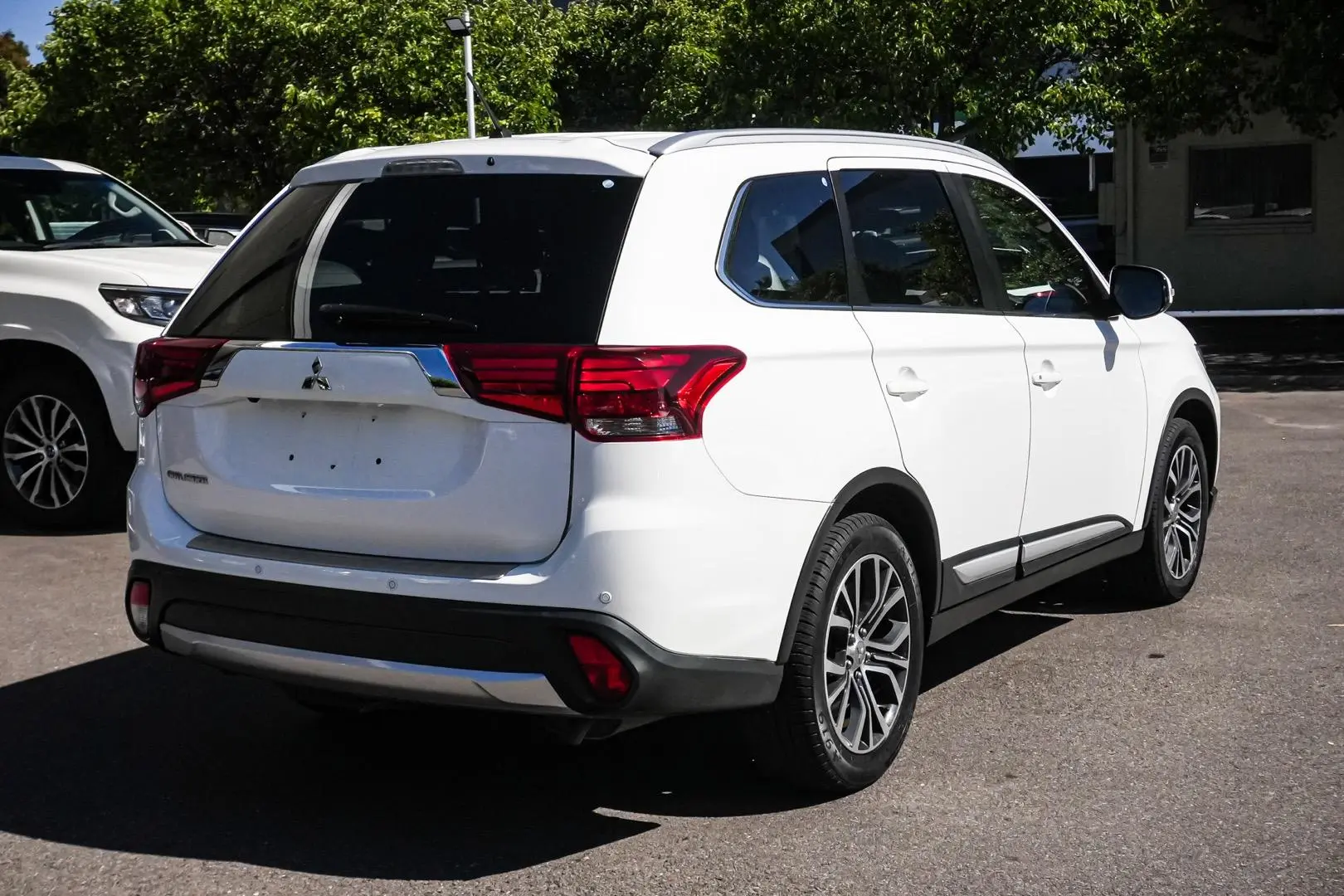 2016 Mitsubishi Outlander Gallery Image 3