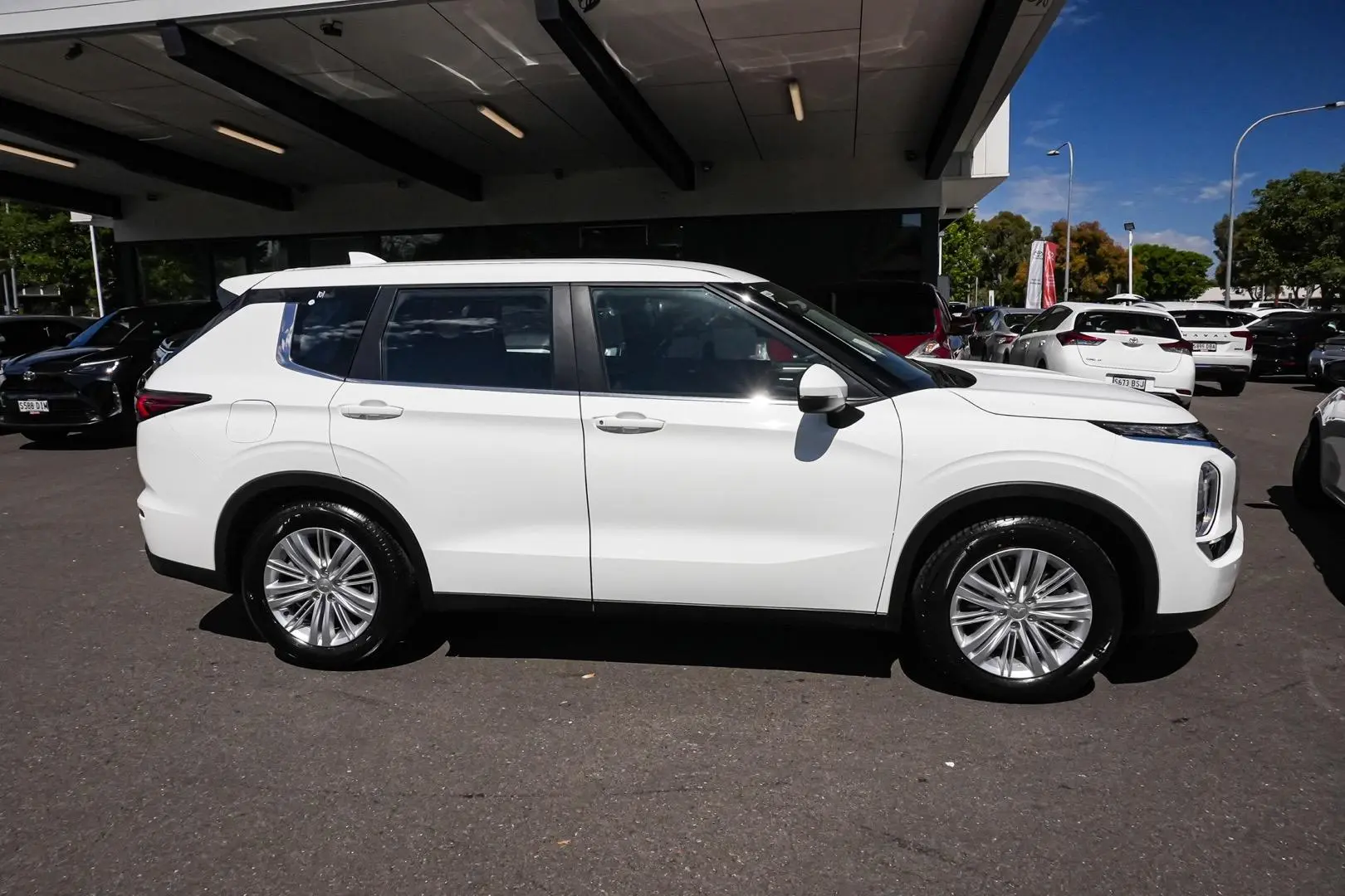 2023 Mitsubishi Outlander Gallery Image 4