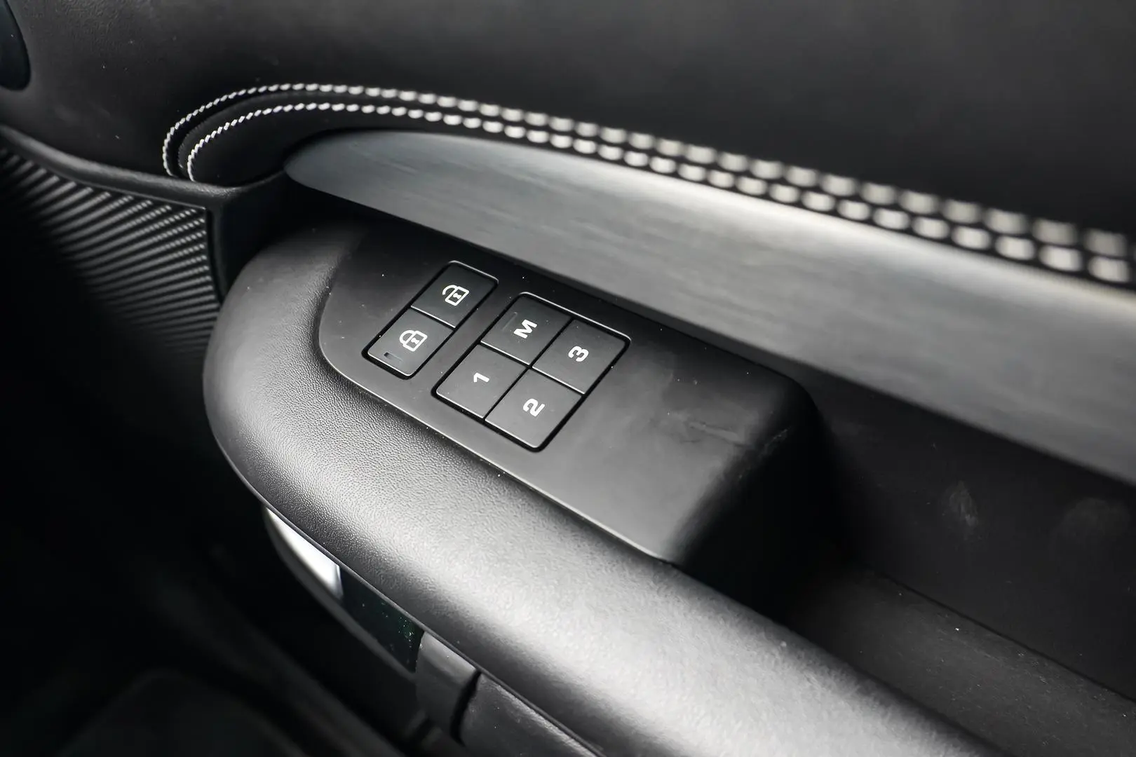 2021 Land Rover Discovery Gallery Image 25