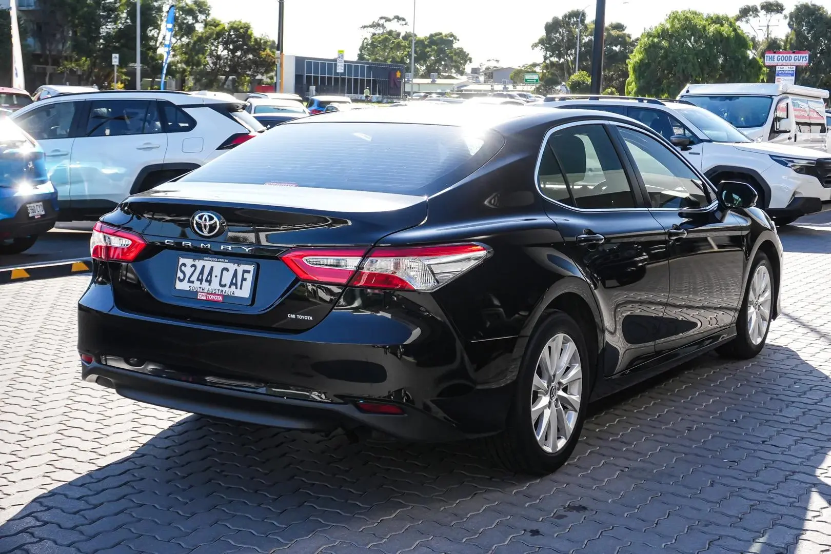 2019 Toyota Camry Gallery Image 3
