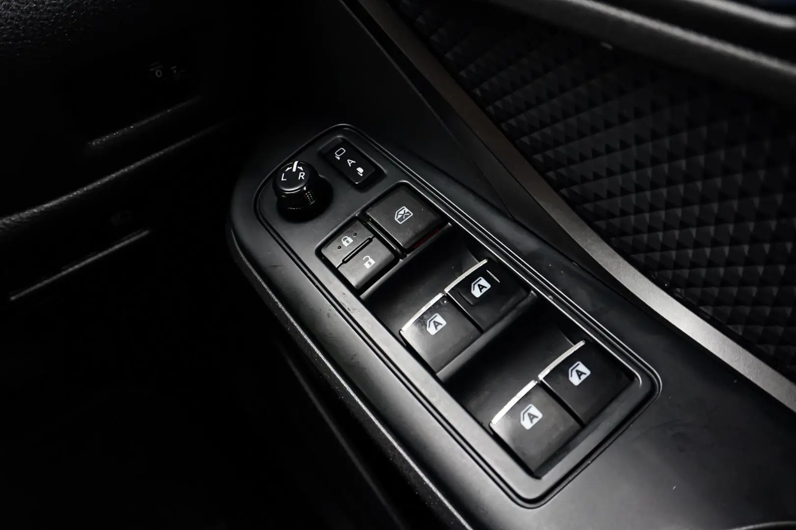 2017 Toyota C-HR Gallery Image 22