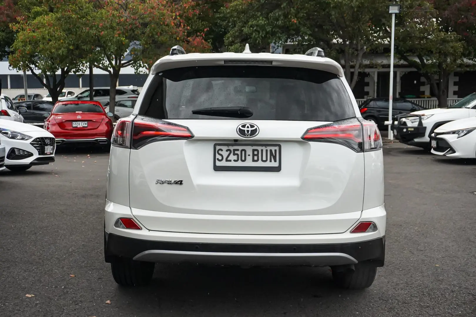 2018 Toyota RAV4 Gallery Image 6