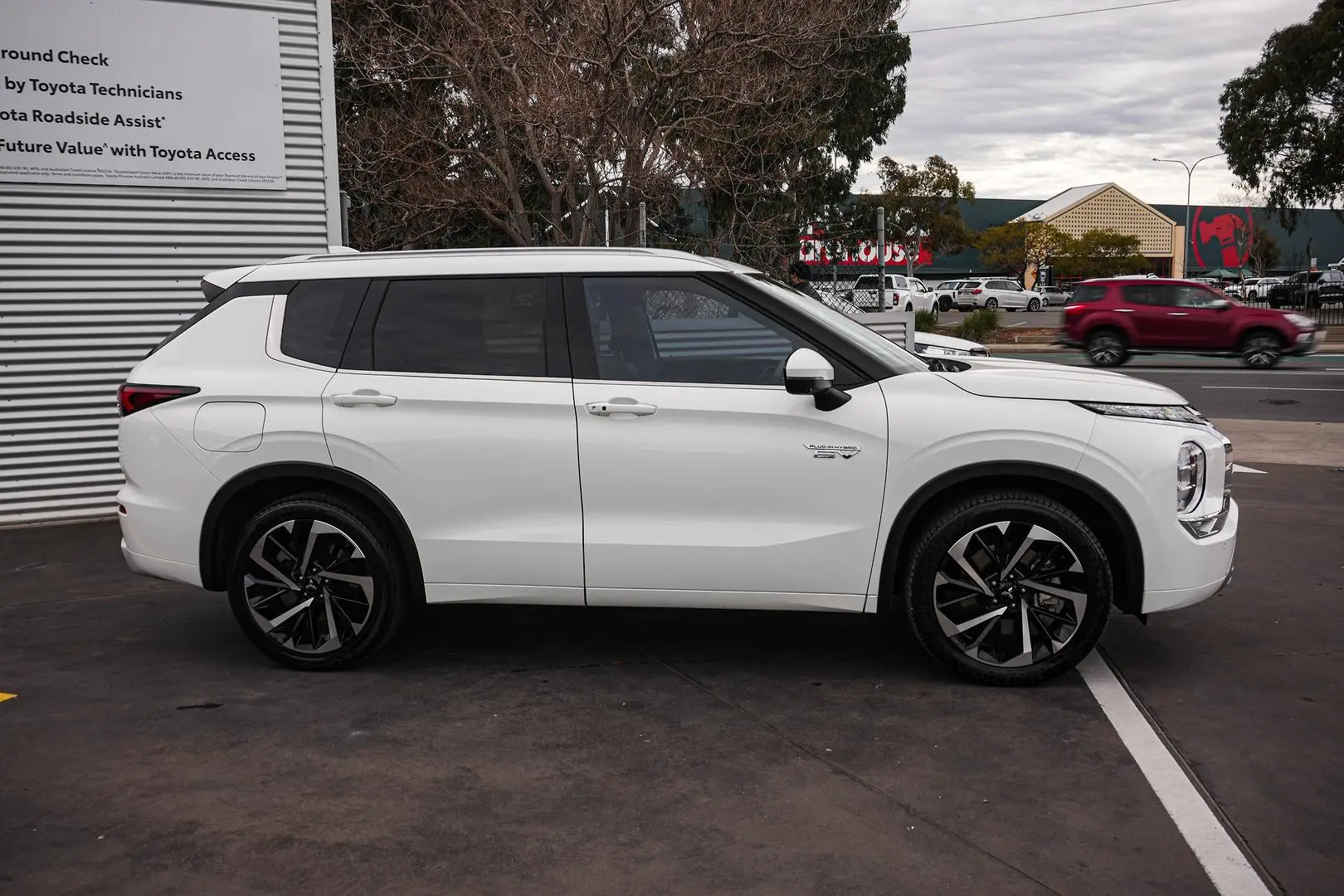 2023 Mitsubishi Outlander Gallery Image 4