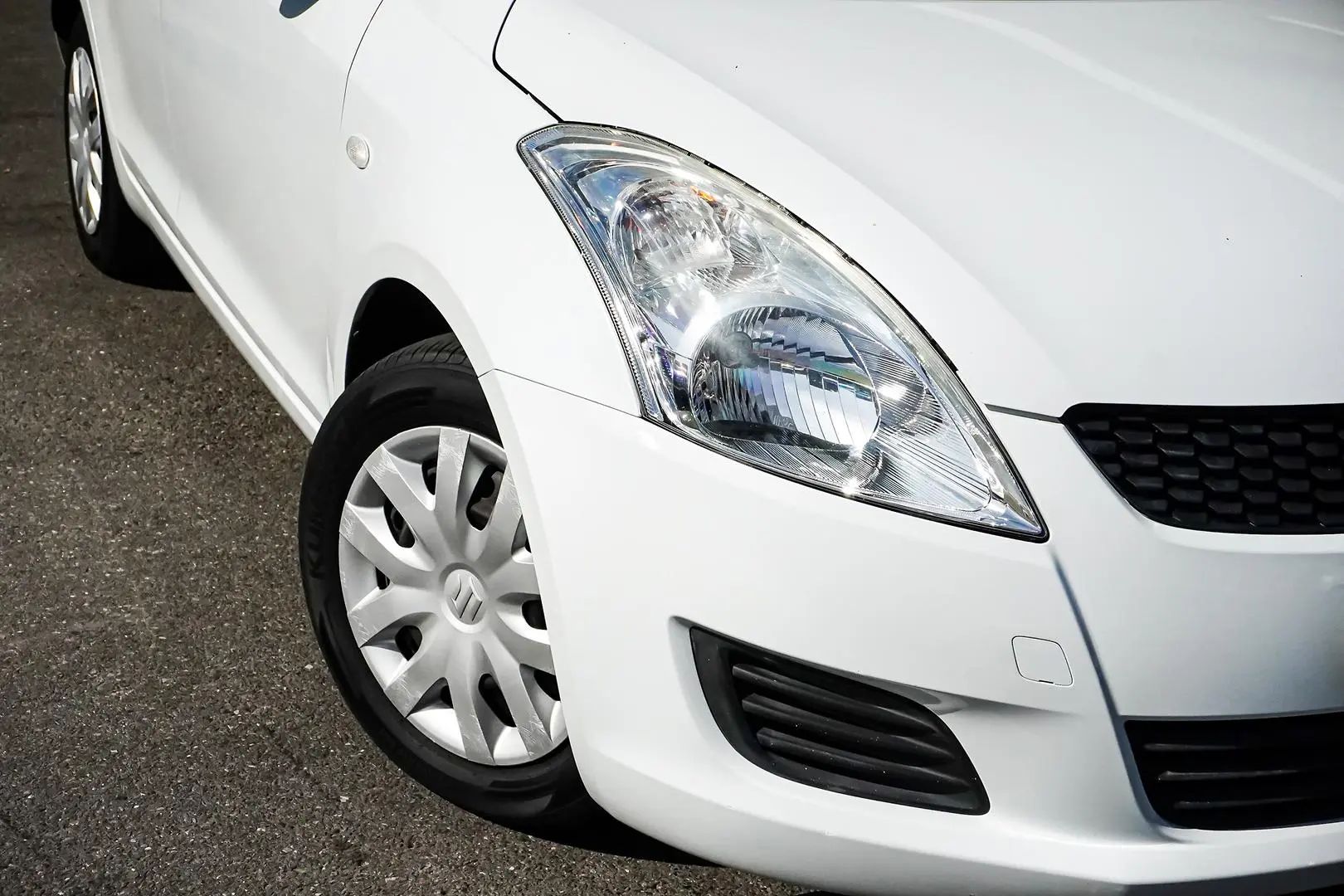 2013 Suzuki Swift Gallery Image 11