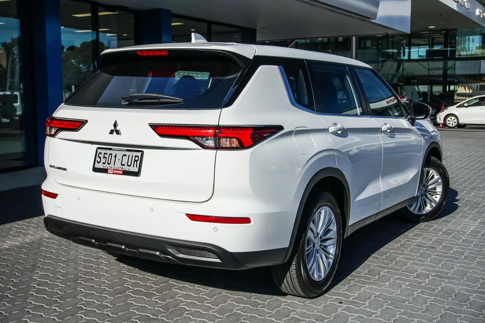 2023 Mitsubishi Outlander Gallery Image 2