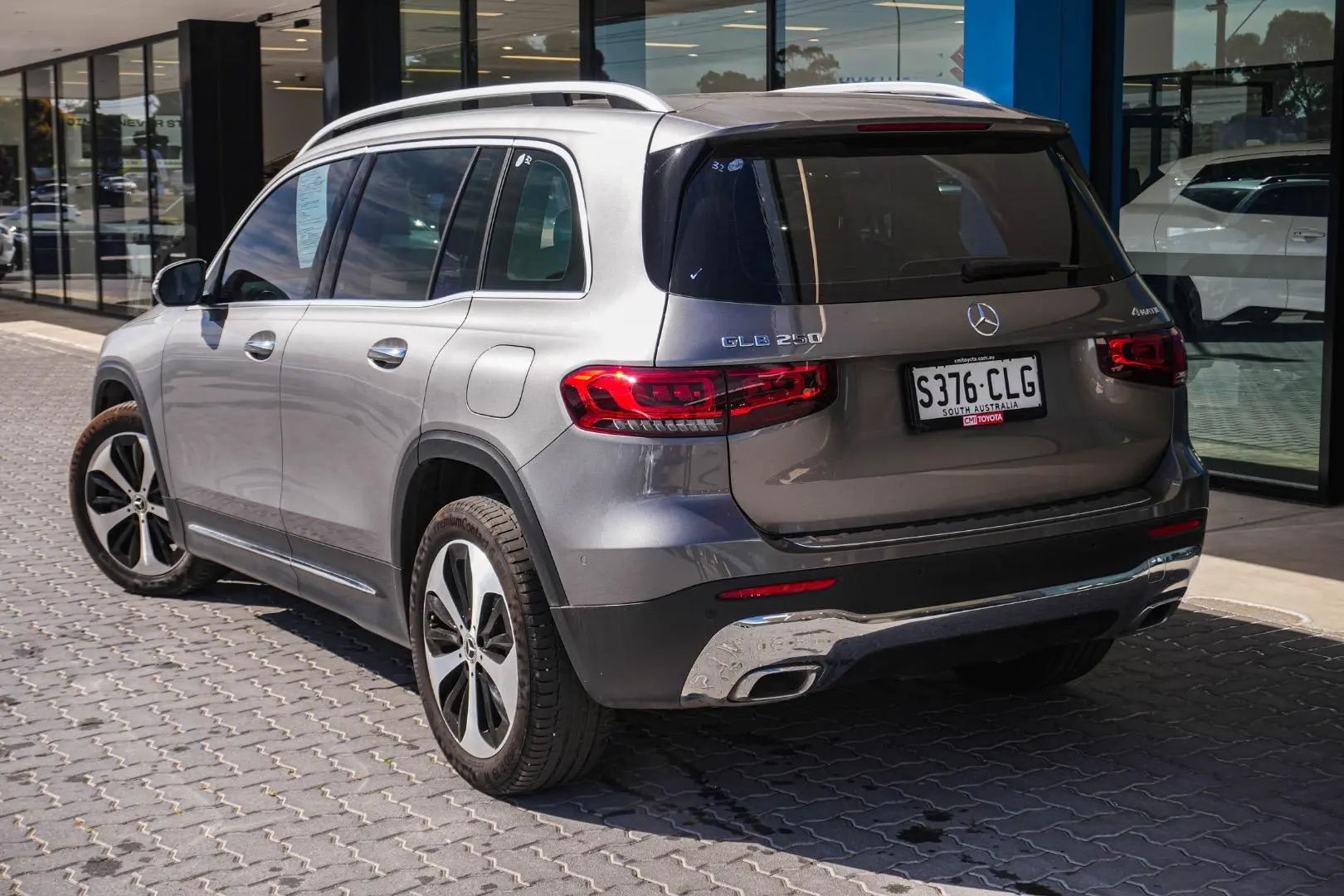 2021 Mercedes-Benz GLB-Class Gallery Image 3