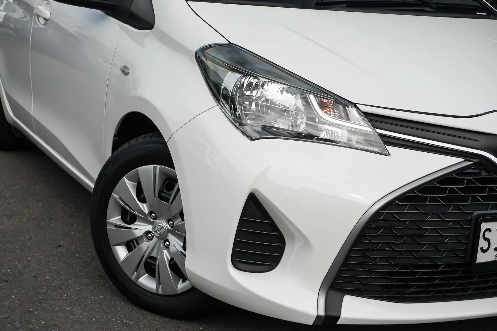 2016 Toyota Yaris Gallery Image 11