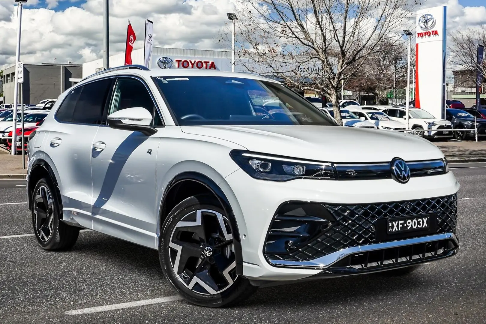 2025 Volkswagen Tiguan Gallery Image 1