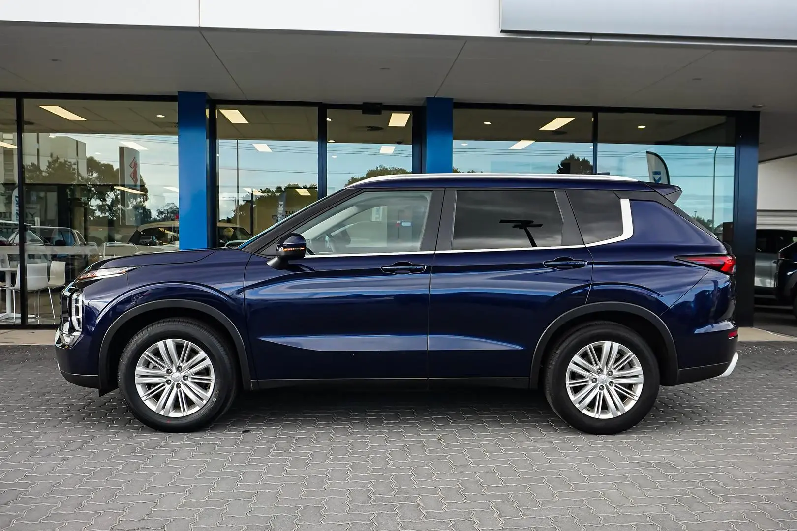 2023 Mitsubishi Outlander Gallery Image 4